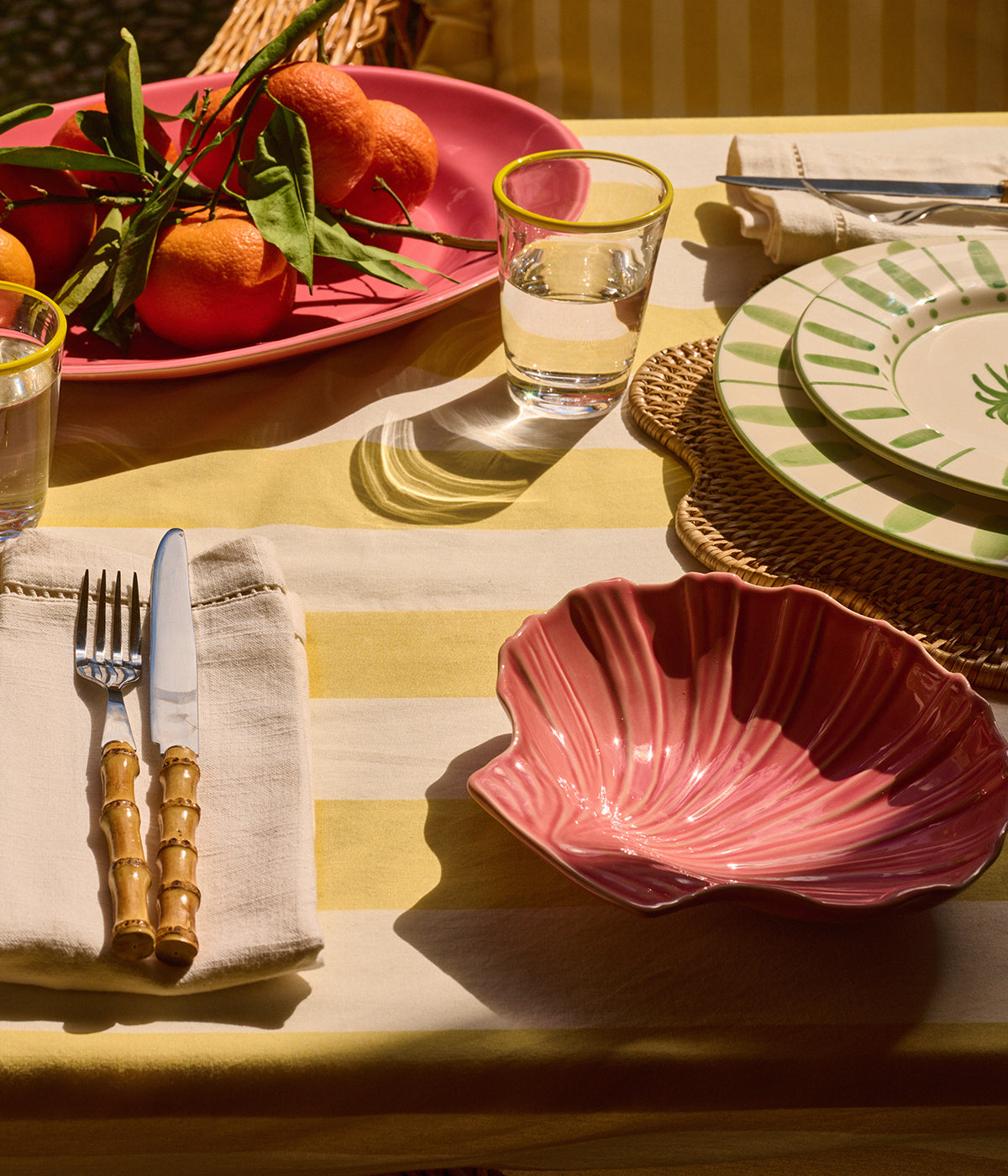 Classic serving plate - Dark pink 38 cm